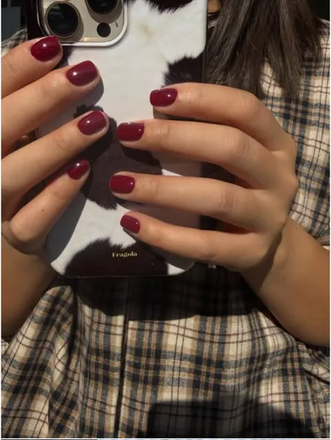 The Glam Bar Instagram: Bordó körmök közelről